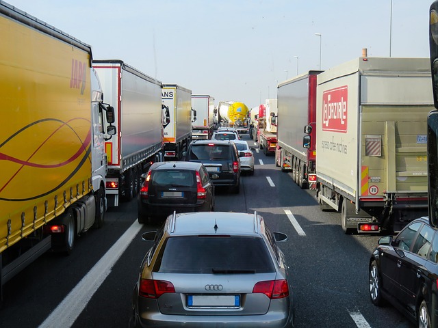 nákladní automobily na dálnici