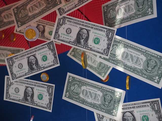 money-rain-505602_640